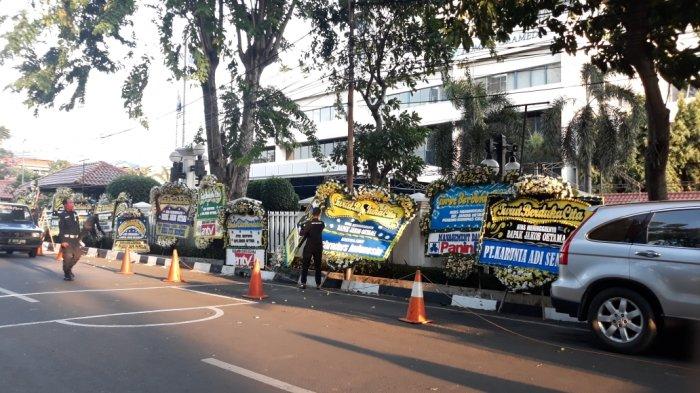 Karangan bunga atas wafatnya Jakob Oetama penuhi jalan depan Gedung Kompas Gramedia, Jakarta, Rabu (9/9/2020).