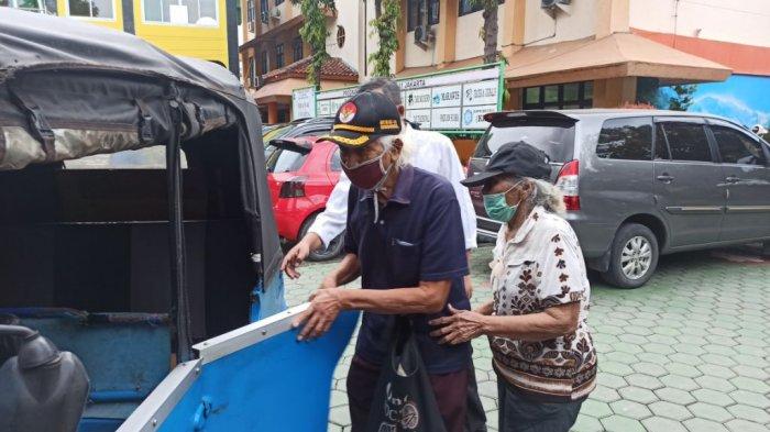 Kardi (82) dan sang istri menumpang bajaj untuk menjalani vaksinasi Covid-19 di SMAN 41, Kelurahan Sunter Agung, Tanjung Priok, Jakarta Utara, Jumat (5/3/2021).
