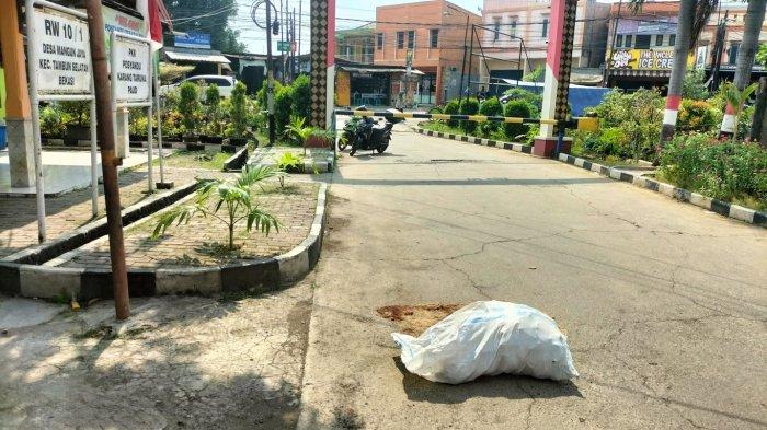 TKP depan kantor RW 10 Mangun Jaya, Tambun Selatan, Bekasi tempat pria ditemukan bersimbah darah usai dikeroyok orang tidak dikenal, Rabu (22/6/2022).
