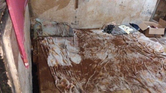 Kontrakan tempat jasad bayi laki-laki berusia sekitar 1 tahun ditemukan dalam keadaan membusuk dan ditinggalkan orang tuanya, Ciracas, Jakarta Timur, Senin (8/8/2022).