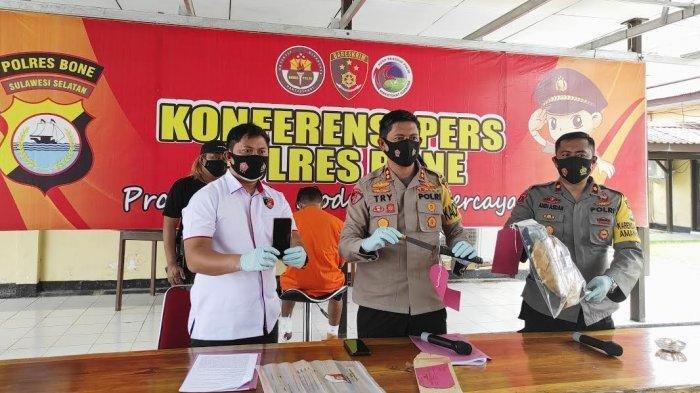 Kapolres Bone, AKBP Try Handako (tengah), Kasat Reskrim Polres Bone, AKP Ardy Yusuf (kiri) dan Kabag Ops Polres Bone, Kompol Andi Asdar (kanan) saat memperlihatkan alat bukti kasus pembunuhan di Lingkungan Talumae, Kelurahan Bukaka, Kecamatan Tanete Riattang, Kabupaten Bone, Kamis (21/1/2021)