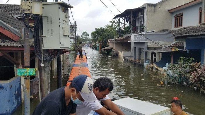 Kawasan Periuk Damai, Kelurahan Periuk, Kecamatan Periuk, Kota Tangerang yang masih terendam banjir setinggi dua meter, Selasa (23/2/2021).