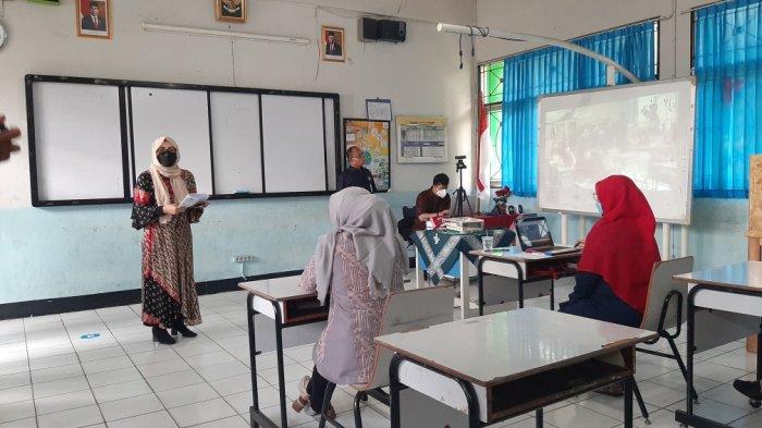 Simulasi KBM hybrid di SMPN 255, Duren Sawit, Jakarta Timur, Selasa (30/3/2021).
