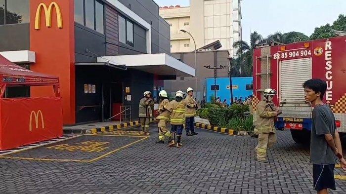 Personel Damkar Jakarta Timur saat proses pemadaman kebakaran pada McDonald's di Jalan Otto Iskandardinata, Jatinegara, Sabtu (4/6/2022)