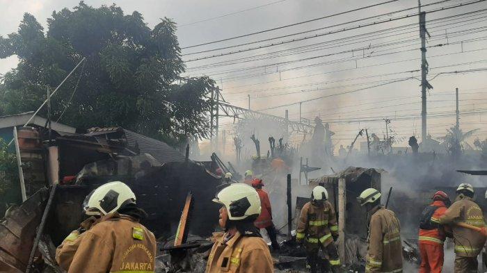 Personel Damkar Jakarta Timur saat proses pemadaman rumah yang terbakar di Jatinegara, Selasa (23/2/2021)