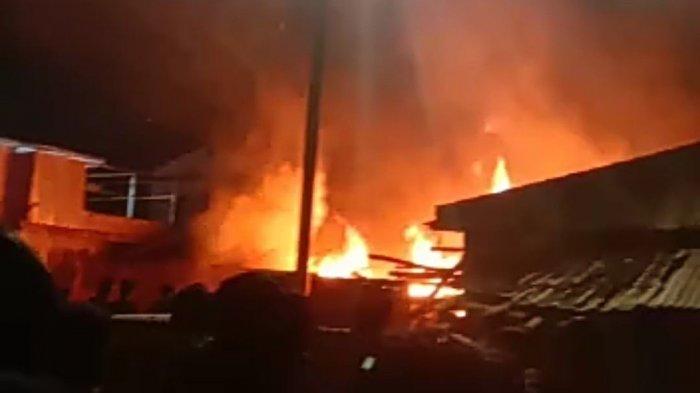Kebakaran terjadi di Jalan Kalibaru Barat VII, RT 05 RW 04 Kelurahan Kalibaru, Cilincing, Jakarta Utara, Minggu (28/2/2021) malam