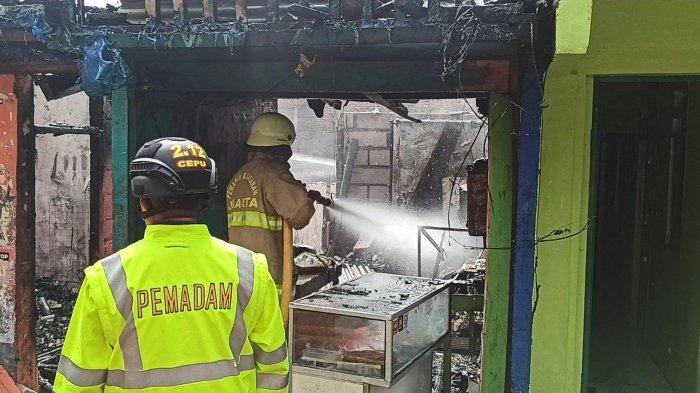 Petugas pemadam kebakaran berjibaku memadamkan api yang membakar kontrakan di Jalan Inspeksi Kali Sunter, RT 007 RW 04 Kelapa Gading Barat, Kelapa Gading, Jakarta Utara, Kamis (25/2/2021).