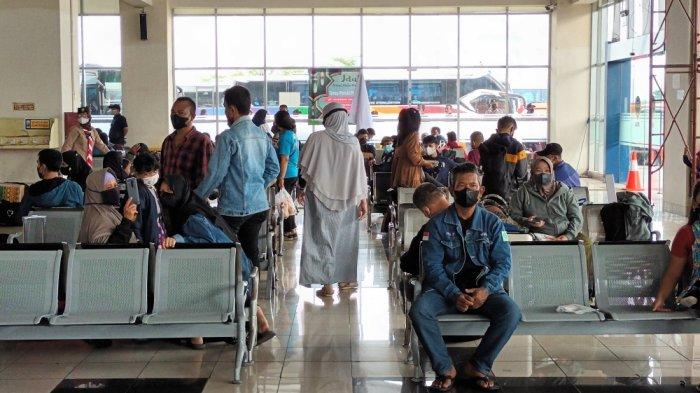 Area keberangkatan penumpang di Terminal Pulogebang, Kecamatan Cakung, Jakarta Timur, pada Rabu (27/4/2022).