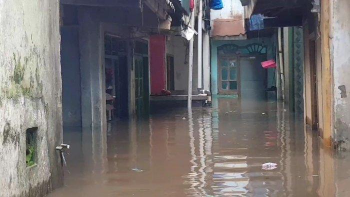 Banjir di permukiman warga Kebon Pala RT 5 RW 11 Kelurahan Kampung Melayu, Jatinegara, Jakarta Timur, Jumat (5/2/2021)
