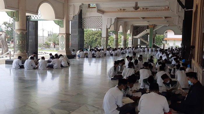Kegiatan santri Pondok Pesantren Attaqwa Putra Ujung Harapan, Bahagia, Kecamatan Babelan, Kabupaten Bekasi saat bulan suci Ramadan 1442 Hijriyah.