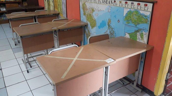 Suasana ruang kelas SDN 15 Cipete Utara sesuai dengan protokol kesehatan. Terlihat tanda silang di atas meja pada Selasa (6/4/2021).