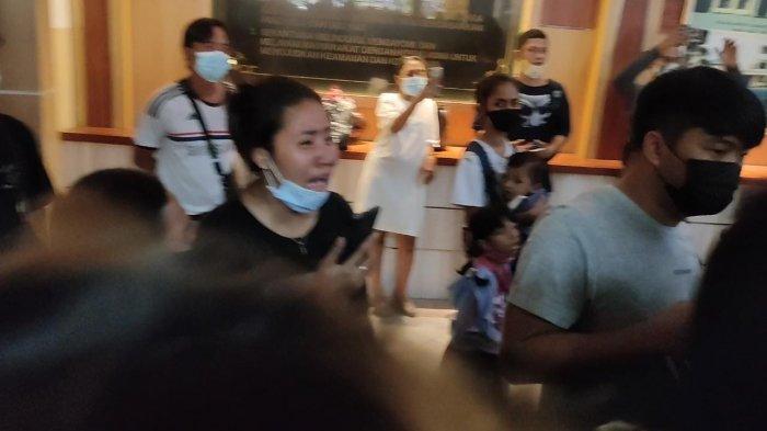 Tangisan histeris mewarnai konferensi pers di Mapolres Metro Jakarra Utara, Senin (10/5/2021), terkait penangkapan 11 debt collector yang mengepung anggota TNI Serda Nurhadi.
