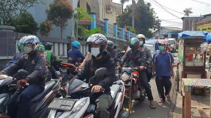 Kemacetan di Jalan Telaga IV perbatasan Jakarta Timur dengan Kota Depok imbas pengendara mencari jalan tikus meloloskan diri dari pos penyekatan PPKM Darurat, Selasa (6/7/2021).