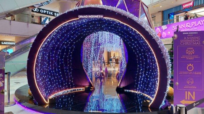 Sebuah instalasi berbentuk kubah berwarna ungu, dengan berhiaskan lampu-lampu cantik turut menyambut setiap pengunjung di East Mall, Grand Indonesia.