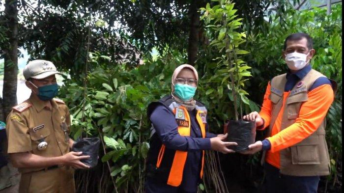 Kepala BNPB Doni Monardo secara simbolis menyerahkan bibit tanaman kepada Bupati Bogor Ade Yasin di Telaga Saat, Cisarua, Kabupaten Bogor, Jawa Barat, Selasa (20/10/2020).