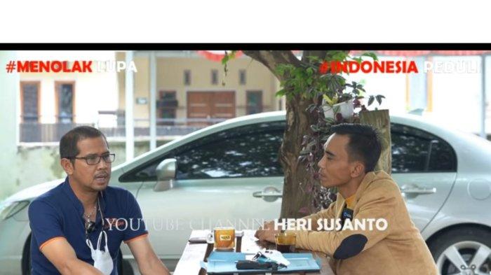 Kepala Desa Jalan Cagak sekaligus paman Yoris, Indra Zainal Arif bersama Youtuber Heri Susanto