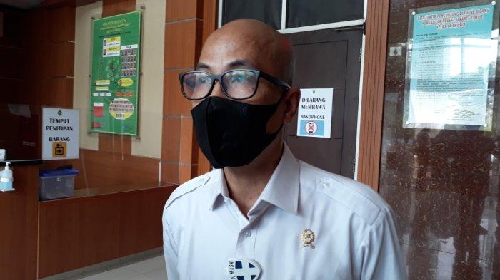 Kepala Humas Pengadilan Negeri Jakarta Timur, Alex Adam Faisal saat memberi keterangan terkait sidang lanjutan perkara dugaan tindak pidana kekarantinaan kesehatan yang menjerat Rizieq Shihab, di Jakarta Timur, Senin (22/3/2021).