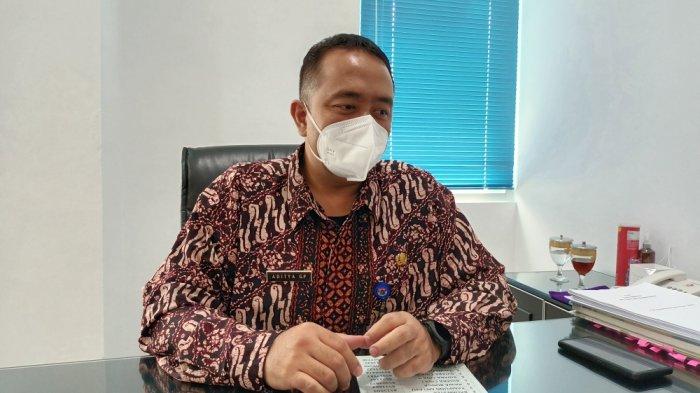 Kepala Puskesmas Kecamatan Jatinegara Aditya Galatama Purwadi saat memberi keterangan terkait kasus Covid-19 di Apartemen Bassura City, Jakarta Timur, Kamis (14/7/2022).
