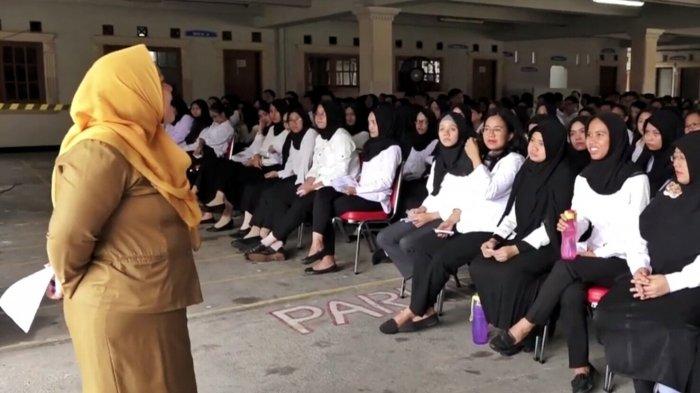 Kepala Suku Badan Kepegawaian Kota Jakarta Timur Setyowidi Purnamasari, memberi arahan kepada peserta SKB, di Gedung Bagas Raya, Duren Sawit, Jakarta Timur, Senin (10/12/2018).