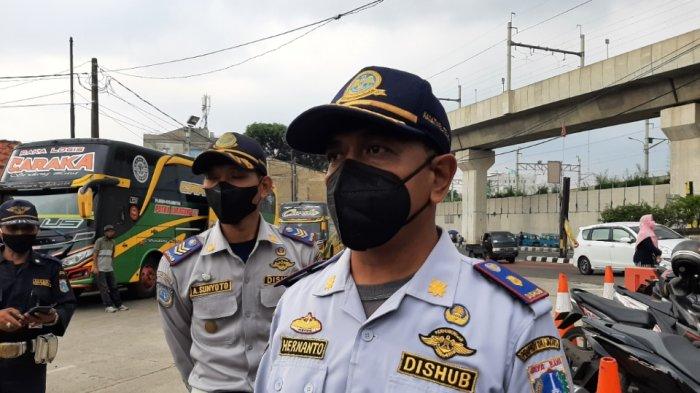 Kepala Terminak Lebak Bulus, Hernanto, saat diwawancarai terkait persiapan mudik Lebaran 2022 di Terminal Lebak Bulus, Jakarta Selatan, Senin (18/4/2022).