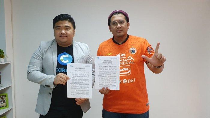 Ketua Umum the Jakmania, Diky Soemarno (kanan) bersama CEO Cakap, Tomy Yunus (kiri) berfoto bersama setelah resmi menjalin kerja sama.