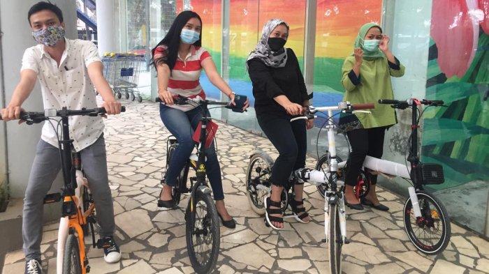Kini para pecinta sepeda bisa berkeliling di dalam Mall Balekota yang berlokasi di Jalan Jenderal Sudirman, Buaran, Kota Tangerang, Sabtu (17/4/2021).