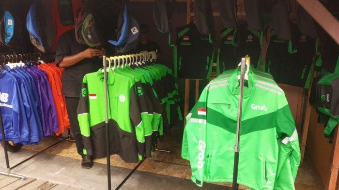 Kios penjual atribut ojol di Jalan Rorotan II, Kelurahan Rorotan, Kecamatan Cilincing, Jakarta Utara, Kamis (14/11/2019).