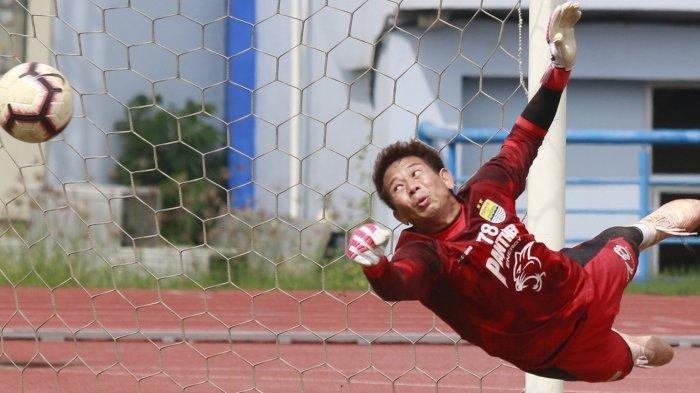Kiper Persib Bandung I Made Wirawan saat berlatih kemarin