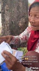 Kisah Sariyo, nenek penjual mangkuk yang ditipu pembelinya saat barang dagangan diganti amplop berisi potongan kertas koran.