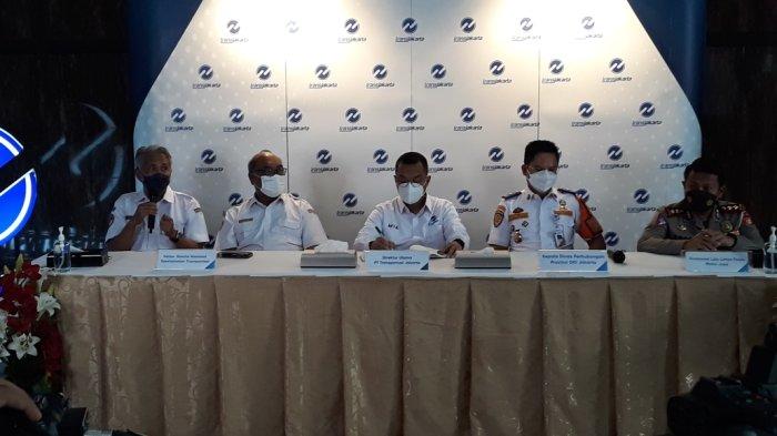 KNKT saat memberi keterangan hasil rekomendasi di kantor PT Transjakarta, Kecamatan Makasar, Jakarta Timur, Rabu (22/12/2021).