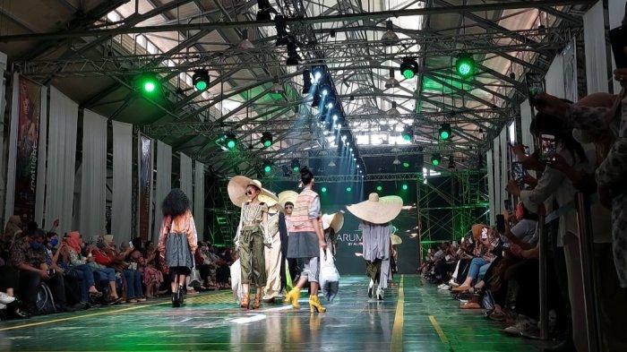 Sejumlah model menampilkan koleksi busana Jarum Hijau karya Ali Charisma dalam pagelaran busana atau fashion show Spotlight di Great Hall Pos Bloc Jakarta, Pasar Baru, Jakarta Pusat, Kamis (1/12/2022). Koleksi Jarum Hijau yang ditampilkan mengangkat konsep Resort Wear dengan Sentuhan tenun NTB.