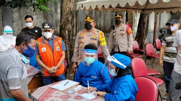 Kapolres Metro Jakarta Selatan Kombes Pol Azis Andriansyah meninjau tes swab antigen untuk para pemudik di kawasan Duren Tiga, Pancoran, Jakarta Selatan, Minggu (16/5/2021)