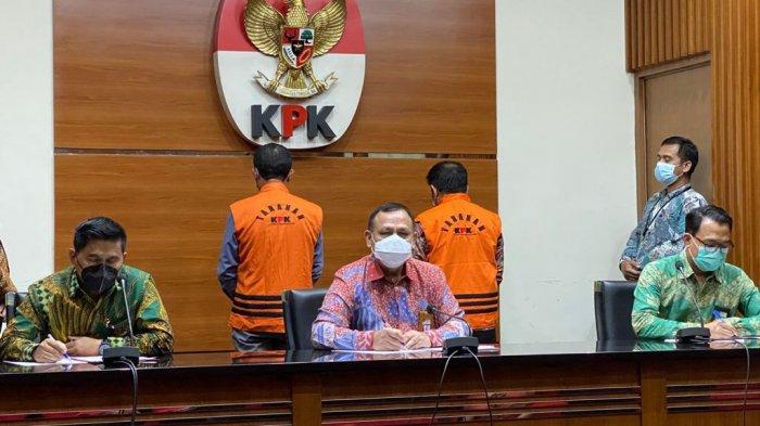 Komisi Pemberantasan Korupsi (KPK) mengumumkan dua tersangka dalam kasus dugaan korupsi terkait pengadaan barang dan jasa di Pemerintah Kabupaten Banjarnegara Tahun 2017-2018 serta penerimaan gratifikasi.
