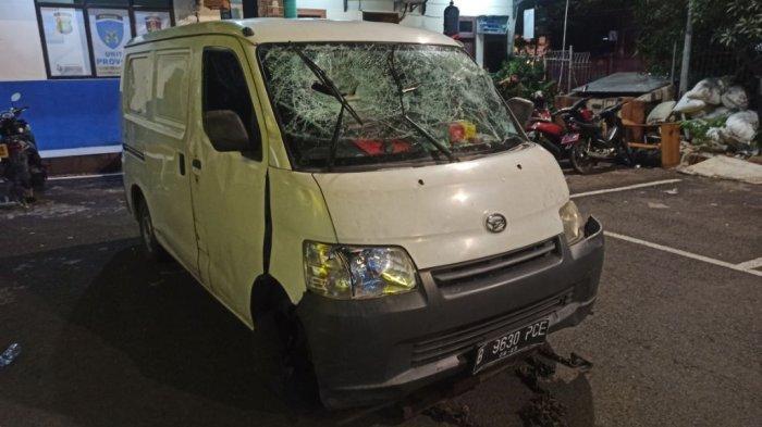 Kondisi Daihatsu Gran Max yang dikemudikan tersangka kasus narkoba Polsek Kemayoran yang berusaha kabur dari kejaran polisi, Jumat (25/2/2022) malam.