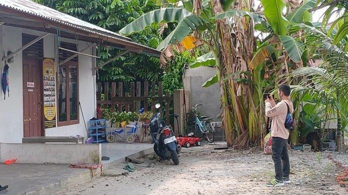Kondisi kediaman MZA, terduga pelaku teroris yang diamankan oleh tim Densus 88 Anti Teror di Pekanbaru, Senin (14/6/2021)
