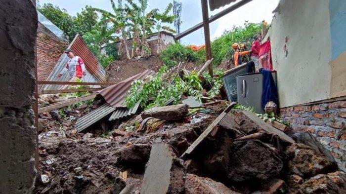Kondisi rumah Winarno yang tertimbun tanah longsor. Anaknya meninggal dunia akibat kejadian itu, Kota Semarang, Kamis (20/1/2022).