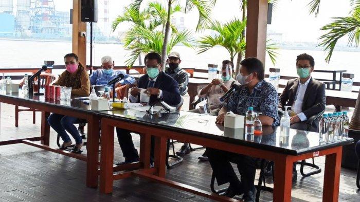 Konferensi pers Hashim Djojohadikusumo dan anaknya Rahayu Saraswati bersama kuasa hukumnya, Hotman Paris, di Jetski Cafe, Penjaringan, Jakarta Utara, Jumat (4/12/2020).
