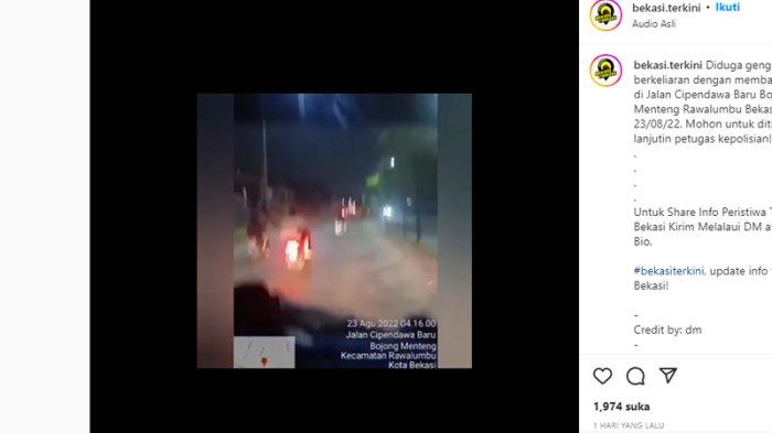 Aksi konvoi gengster bersenjata tajam direkam pengendara mobil saat melintas di Jalan Raya Cipendawa, Rawalumbu, Kota Bekasi, Selasa (23/8/2022).