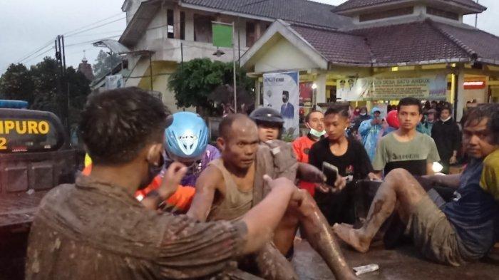 (BNPB) tengah berupaya mendirikan titik pengungsian pasca erupsi Gunung Semeru di Kabupaten Lumajang, Jawa Timur pada Sabtu (4/12/2021).
