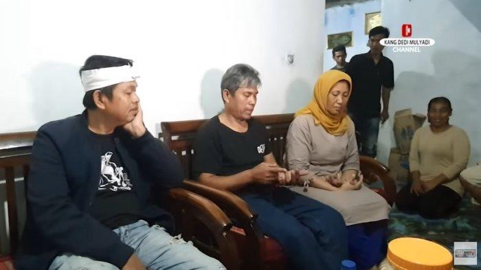 Dedi Mulyadi saat menemui orangtua korban kasus Nagreg yang dilakukan oknum anggota TNI.