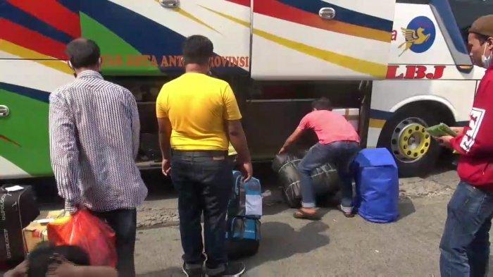 Suasana penumpang di Terminal Kampung Rambutan, Ciracas, Jakarta Timur, Minggu (2/5/2021)