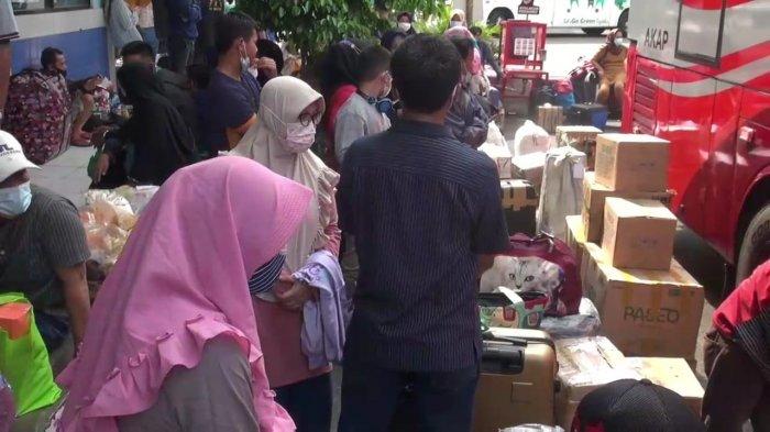 Suasana penumpang di Terminal Kampung Rambutan, Ciracas, Jakarta Timur, Minggu (2/5/2021)
