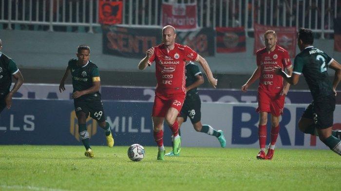 Penyerang Persija Jakarta Michael Krmencik berlari mengejar bola di Stadion Pakansari, Minggu (14/8/2022).
