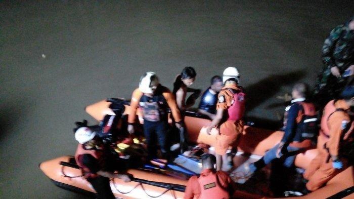 Proses evakuasi korban susur sungai di Sungai Cileuer, Ciamis, Jumat (15/10/2021). Sebanyak 11 orang meninggal dalam kegiatan susur sungai ini.