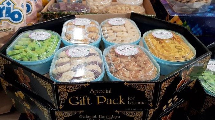 Toko Kue Kiki menjual kue bungkisan lebaran di Jqkan Nusantara Raya, Perumnas 3, Kecamatan Bekasi Timur, Kota Bekasi, Kamis (29/4/2021).