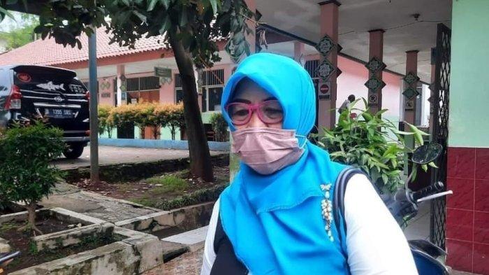 Kepala Sekolah SDN Depok Baru 08, Kusrini Maryati, saat ditemui wartawan, Jumat (22/4/2022).