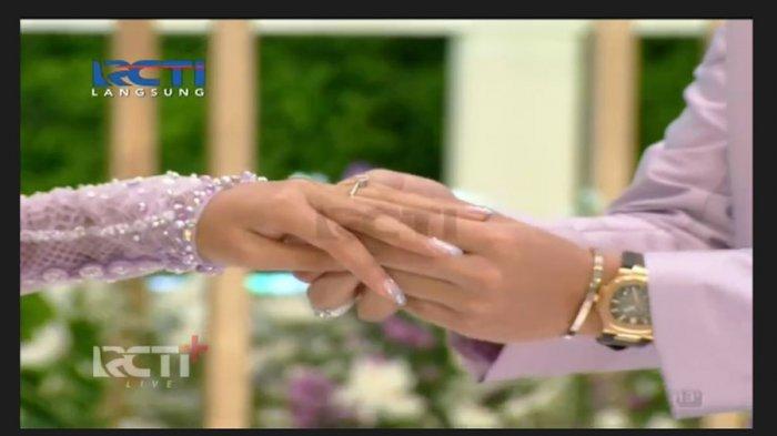Prosesi penyematan cincin dilakukan Atta Halilintar kepada Aurel Hermansyah