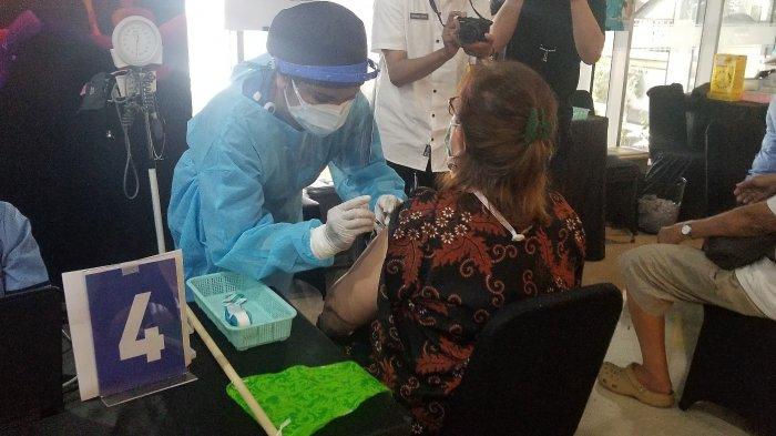 Ratusan lanjut usia (lansia) menjalankan vaksinasi Covid-19 di Maxx Box Lippo Village, Kecamatan Kelapa Dua, Kabupaten Tangerang, Jumat (19/3/2021).