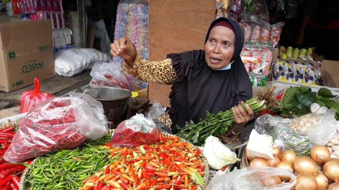 Lapak pedagang sayur mayur di Pasar Kramat Jati, Jakarta Timur, Senin (28/3/2022).