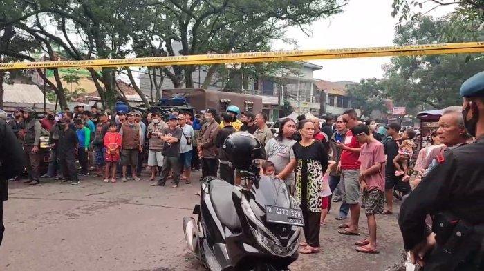 Para warga mendekati lokasi ledakan bom yang terjadi di Polsek Astana Anyar, Kota Bandung, Rabu (7/12/2022).
